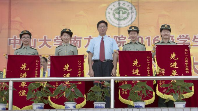 院长喻世友为军训先进单位颁发锦旗.jpg