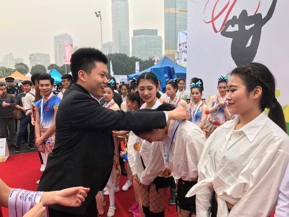 58d2435f86aa8.jpg 赛事嘉宾为365vip英国上市官网队员颁奖.jpg